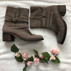 Vince Camuto Donato Suede studded moto boots Sz 8